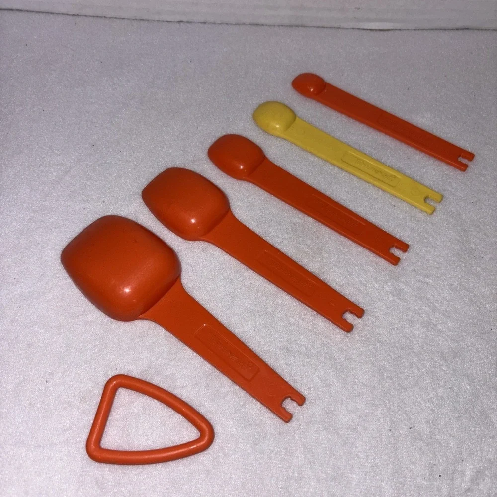 Tupperware Nesting Measuring Spoons Vintage Orange ,Yellow Comes With Ring‎